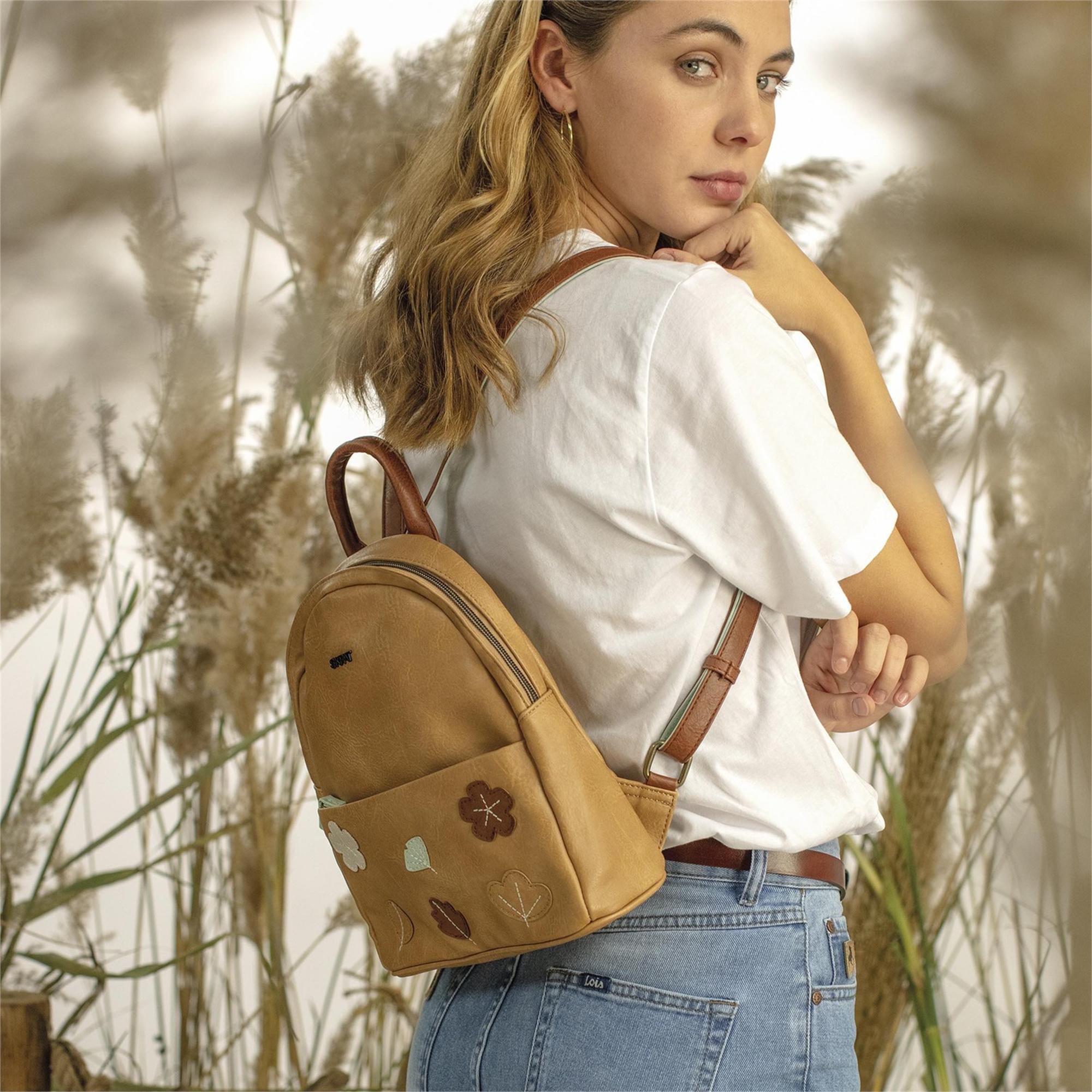 Mochila de mujer camel de Skpat con hojas y flores modelo