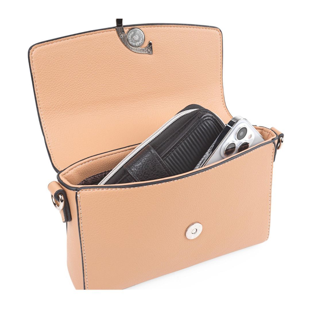 Bolso bandolera de mujer con solapa Cimarron camel capacidad interior Bolso bandolera de mujer con solapa Cimarron camel capacidad interior