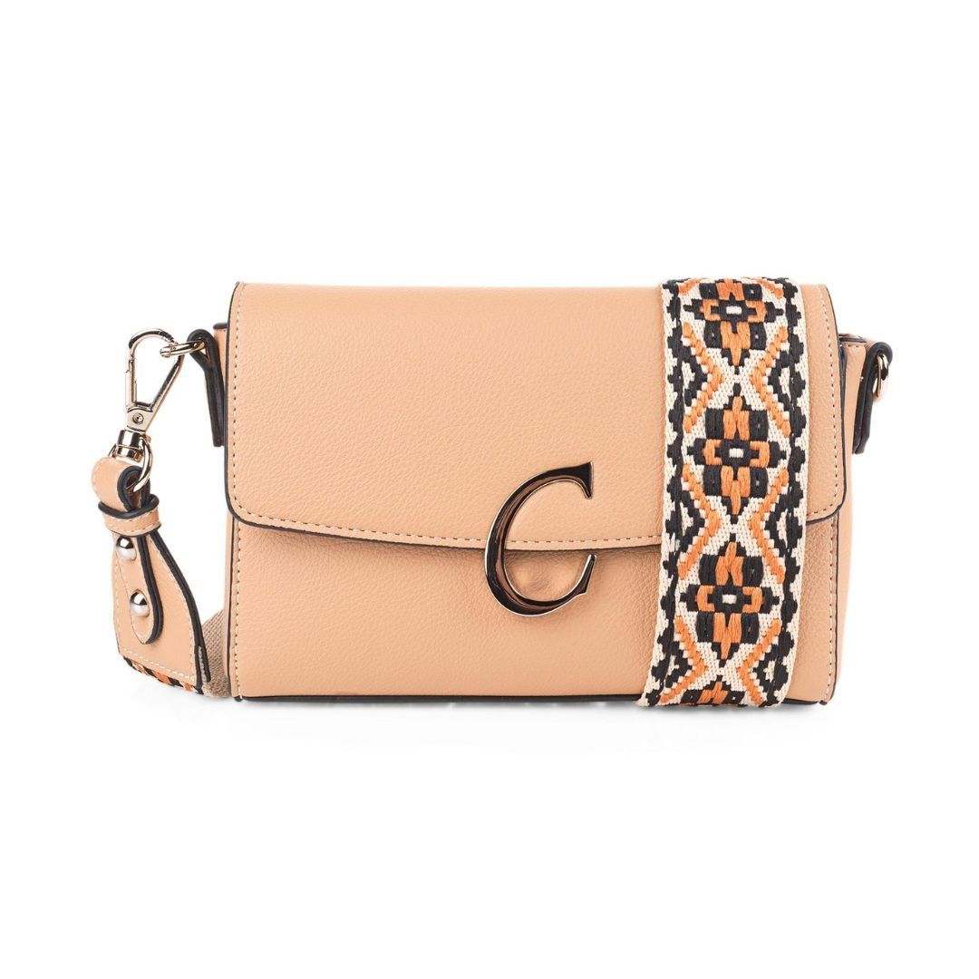 Bolso bandolera de mujer con solapa Cimarron camel frontal con bandolera de tela Bolso bandolera de mujer con solapa Cimarron camel frontal con bandolera de tela