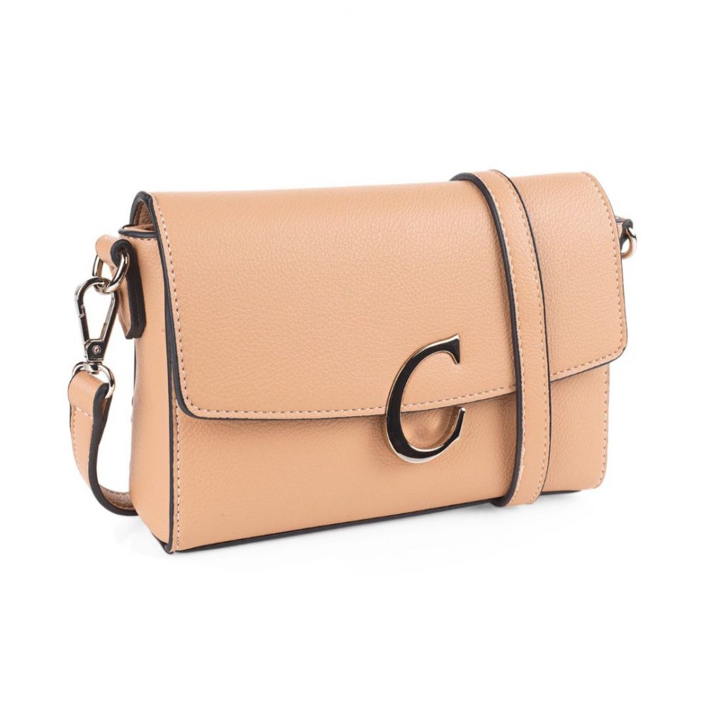 Bolso bandolera de mujer con solapa Cimarron camel frontal ladeado con bandolera de polipiel