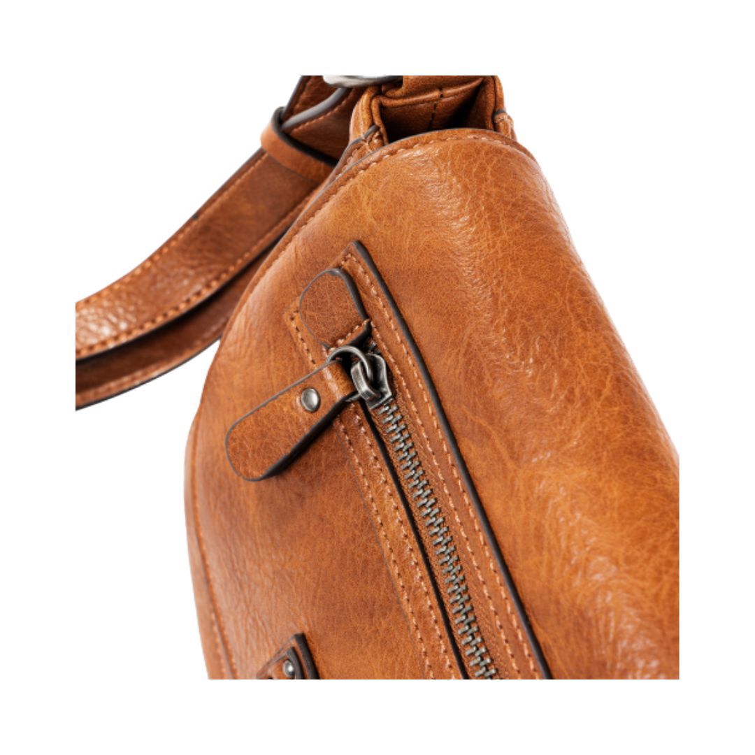 Bolso bandolera con solapa Matties color cuero detalle de bolsillo frontal
