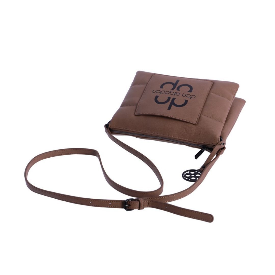 Bolso bandolera Don Algodon triple compartimento camel detalle de bandolera Bolso bandolera Don Algodon triple compartimento camel detalle de bandolera