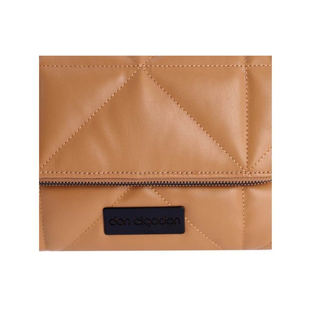 Bolso Don Algodón acolchado con solapa camel detalle del logo