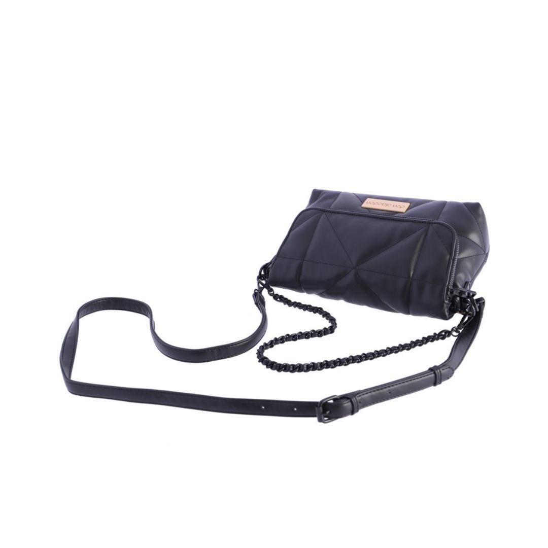 Bolso Don Algodón acolchado con solapa negro detalle de correas Bolso Don Algodón acolchado con solapa negro detalle de correas