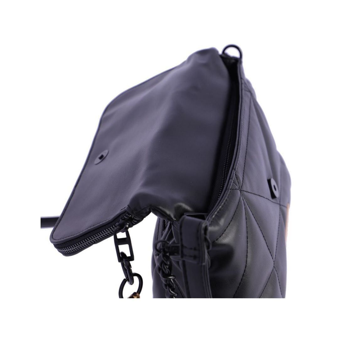 Bolso Don Algodón acolchado con solapa negro detalle de tapeta Bolso Don Algodón acolchado con solapa negro detalle de tapeta