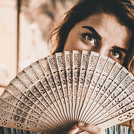 mujer abanico reducida