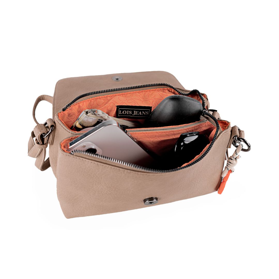 Bolso bandolera Lois con solapa beige capacidad interior