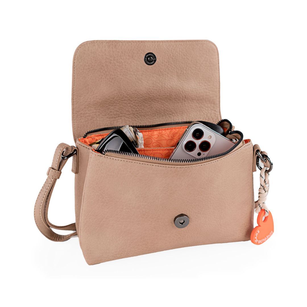 Bolso bandolera Lois con solapa beige detalle de bolsillos interior