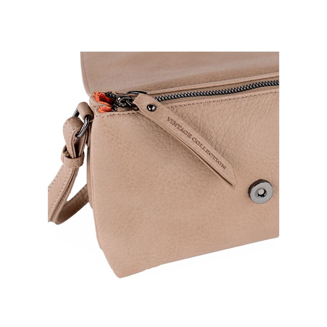 Bolso bandolera Lois con solapa beige detalle de cremallera
