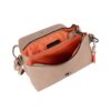 Bolso bandolera Lois con solapa beige distribución interior
