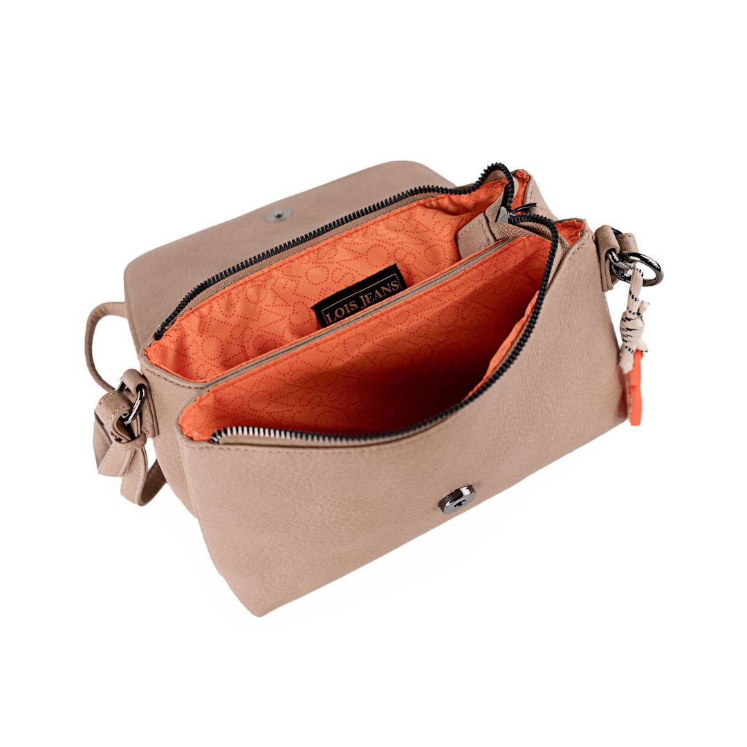 Bolso bandolera Lois con solapa beige distribución interior