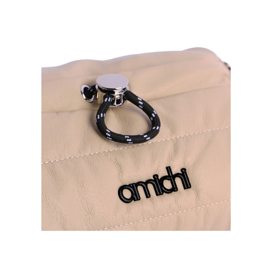 Bolso bandolera acolchado Amichi detalle de logo