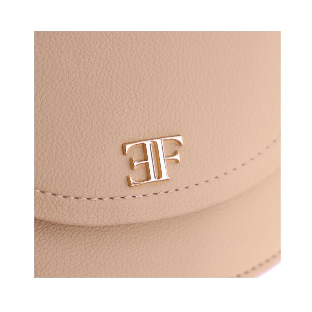Bolso bandolera camel detalle del logo